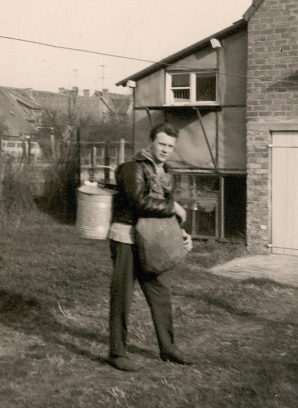 Een jonge Marc Dezutter, klaar voor een zeereis en uitgerust met ‘plunjezak’ en ‘panger’ (Fotocollectie NAVIGO-museum).