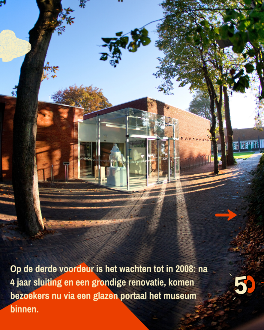 Op de derde voordeur is het wachten tot in 2008: na 4 jaar sluiting en een grondige renovatie, komen bezoekers nu via een glazen portaal het museum binnen.