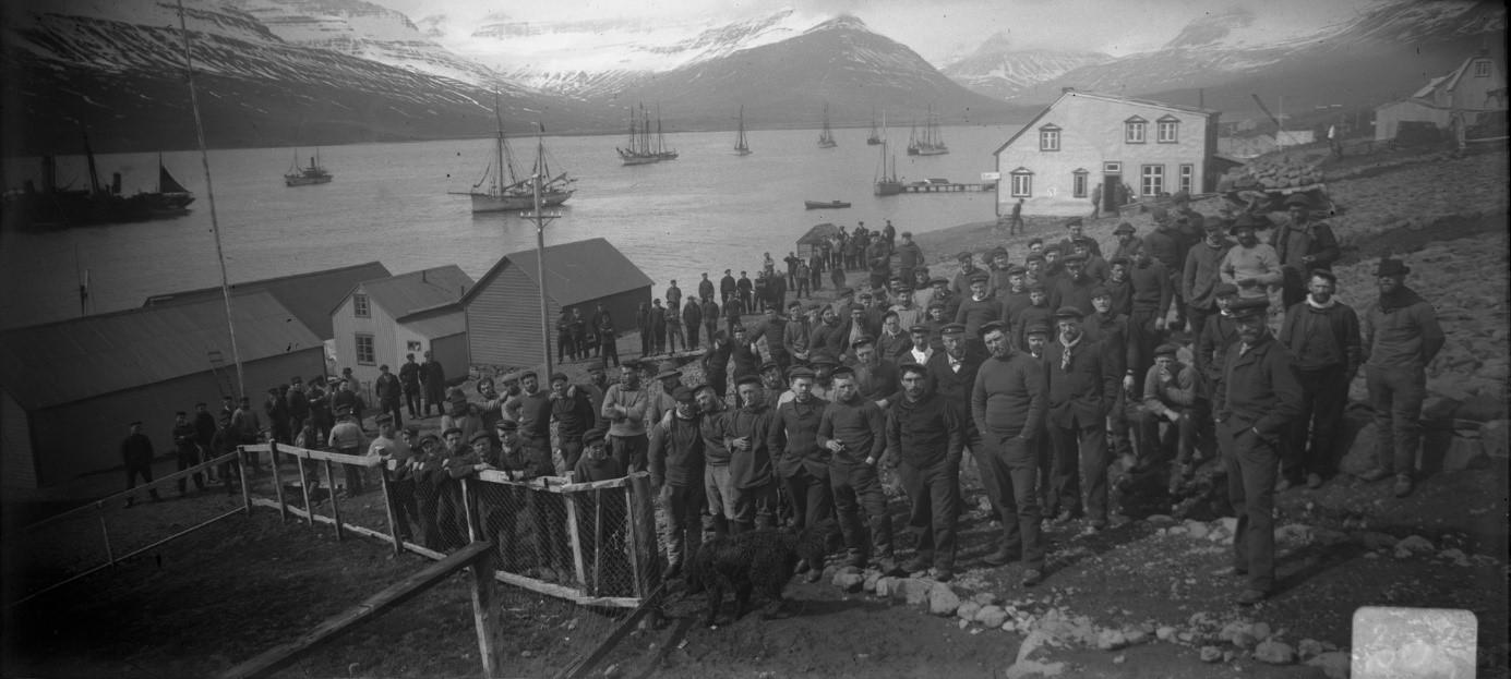 Zicht op de goélettes in de baai van Fáskrúðsfjörður.